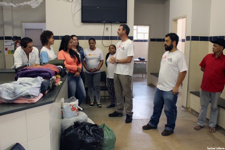 FCCDA e projeto “Pedal no Quintal” doam agasalhos para famílias de Ipoema