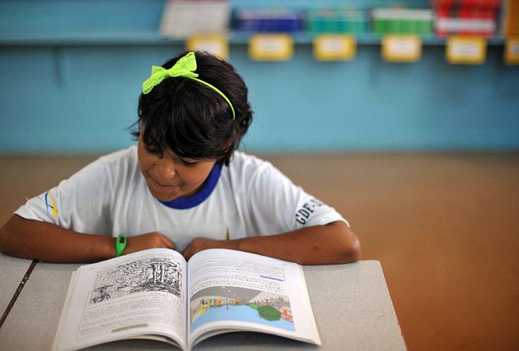 Material impresso será entregue pelo Correios para alunos da rede municipal em Monlevade