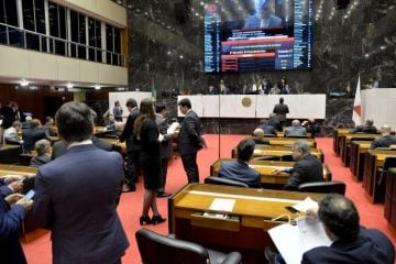 Deputados mantêm pagamento de jetons a secretários de Zema