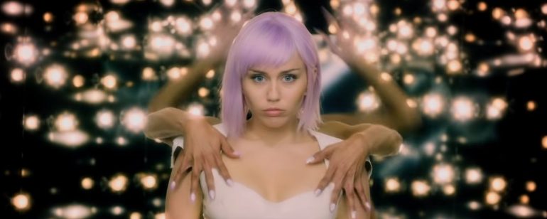 Nova temporada de ‘Black Mirror’ estreia em junho e terá Miley Cyrus em seus episódios