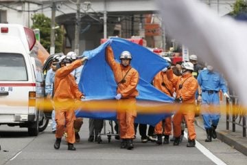 Homem com faca mata uma menina e deixa ao menos 17 feridos no Japão