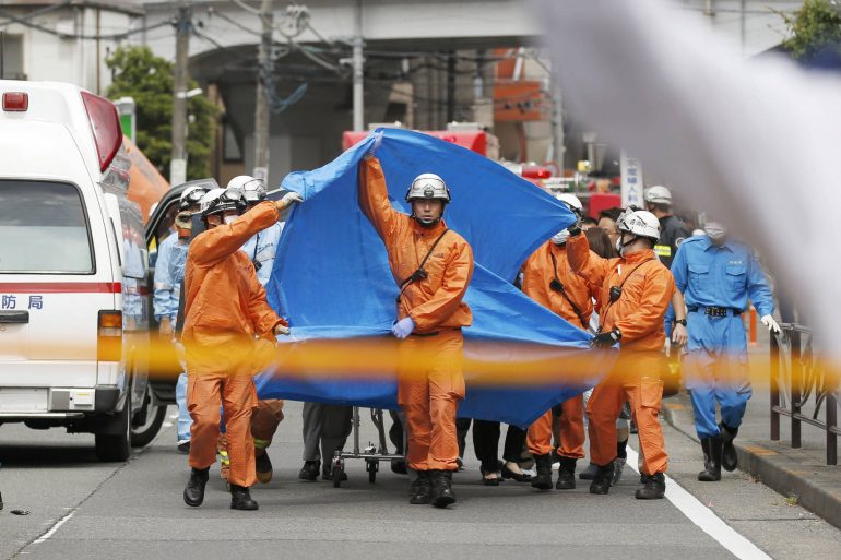 Homem com faca mata uma menina e deixa ao menos 17 feridos no Japão