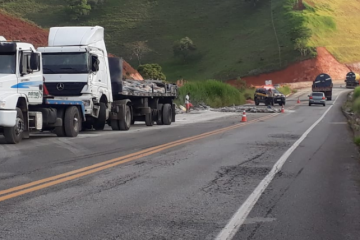 Trânsito segue lento na BR 381, próximo a Nova Era, após tombamento de caminhão