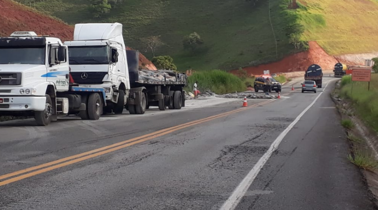 Trânsito segue lento na BR 381, próximo a Nova Era, após tombamento de caminhão