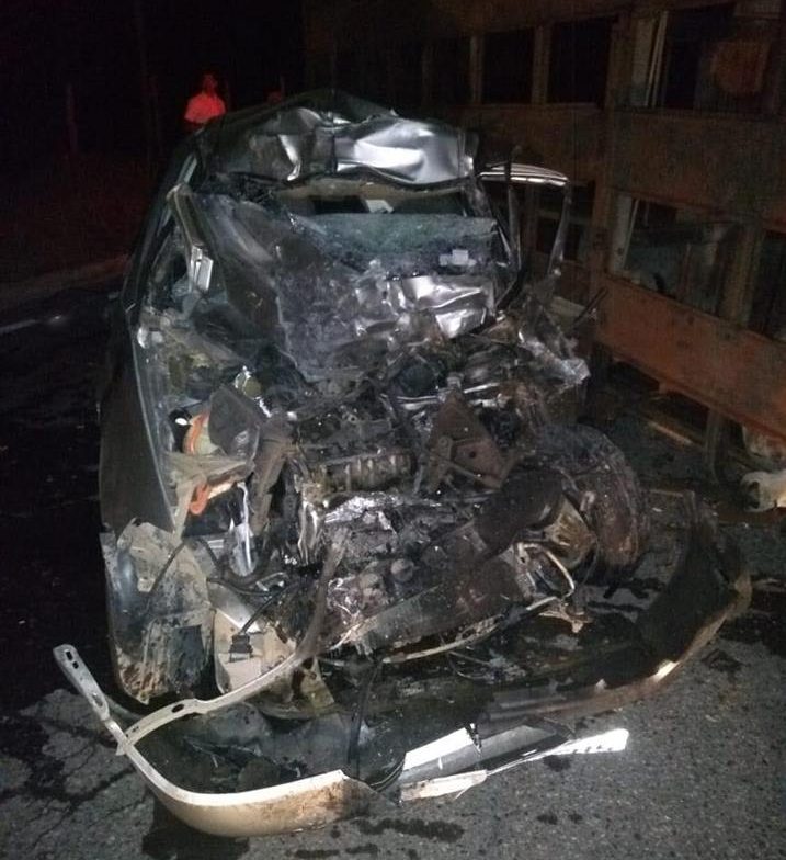 Batida entre carro e carreta deixa uma pessoa morta em Nova Era