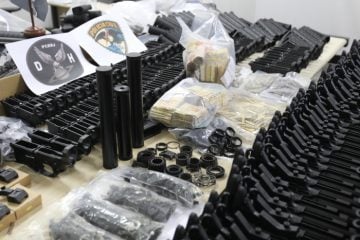 Homem pego com 117 fuzis ligados a suspeito de matar Marielle é solto