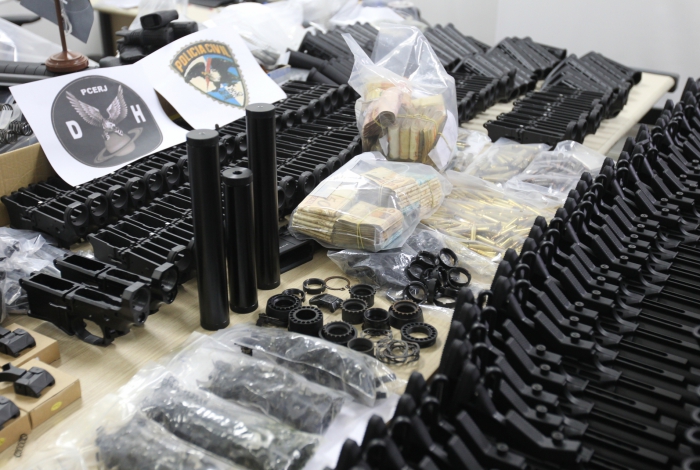 Homem pego com 117 fuzis ligados a suspeito de matar Marielle é solto