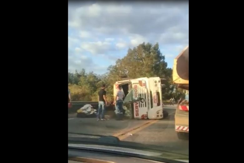 Caminhão com madeira tomba na BR-381: cuidado redobrado – VEJA VÍDEOS