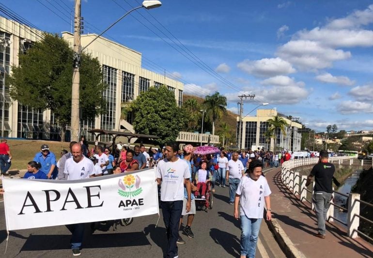 Apae realiza passeata para conscientizar sobre deficiência intelectual e múltipla