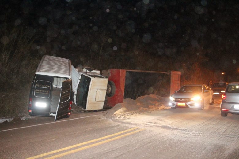 Caminhão tomba na pista após colisão com van em Itabira