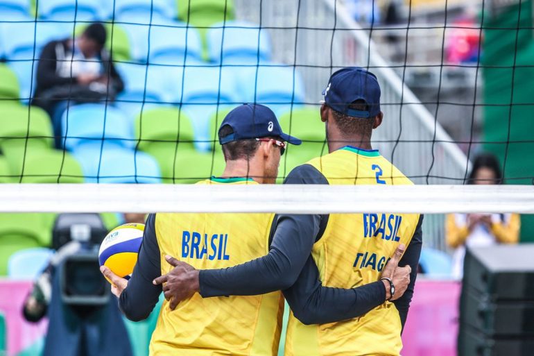 Brasil vence no vôlei de praia e estreia no squash e boliche