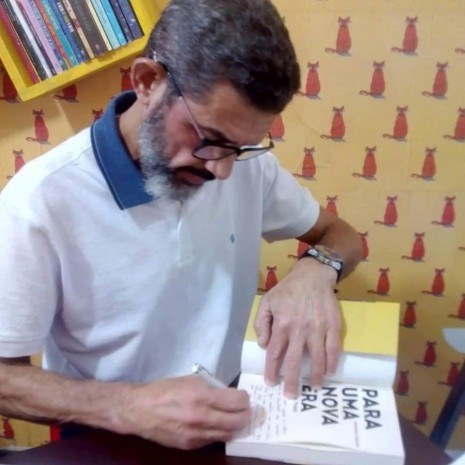 Nova-erense homenageia cidade natal em livro de poesias 