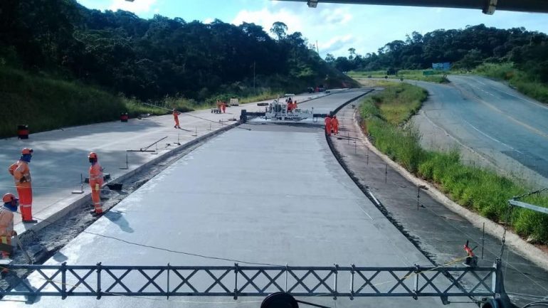 Movimentação de equipamento na BR-381 deixa o trânsito complicado nesta sexta