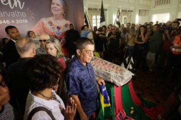 Ao som de sucessos, fãs e amigos se despedem de Beth Carvalho