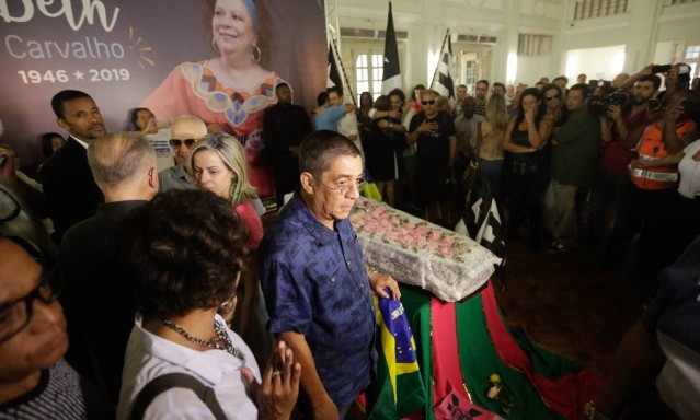 Ao som de sucessos, fãs e amigos se despedem de Beth Carvalho Ao som de sucessos, fãs e amigos se despedem de Beth Carvalho