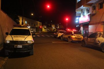 Bandido com arma na cintura assalta padaria no bairro Pará