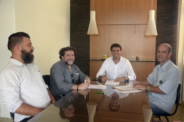 Prefeito assina contrato de 4,9 milhões para nova avenida em São Gonçalo