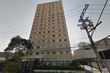 Mulher joga criança do 5º andar de um prédio