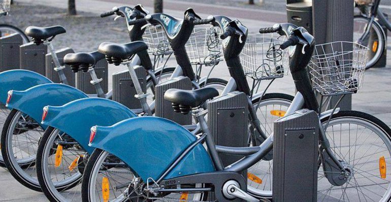 Em dias de crise, bicicletas compartilhadas viraram sinônimo de economia