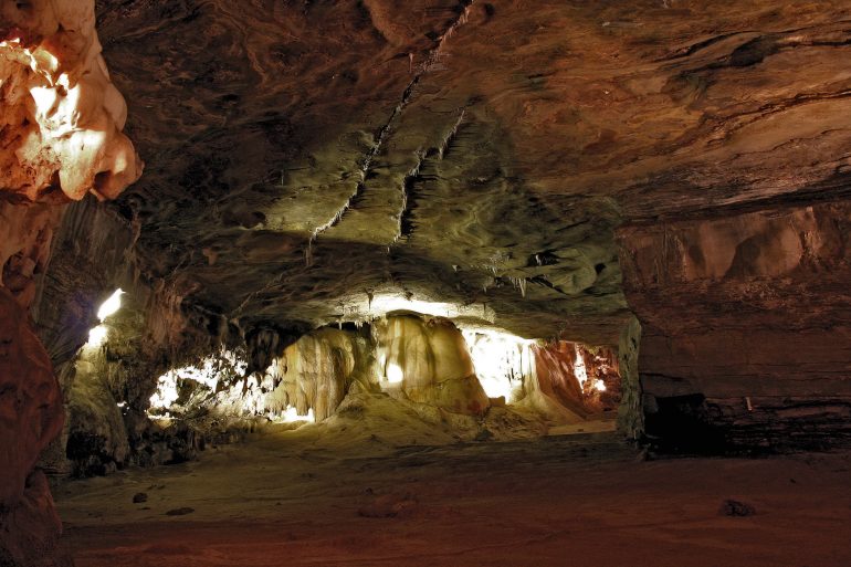 Grutas e cavernas mineiras guardam riquezas e patrimônio histórico