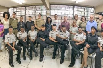 Ronaldo Magalhães oficializa entrega de uniformes no Colégio Tiradentes