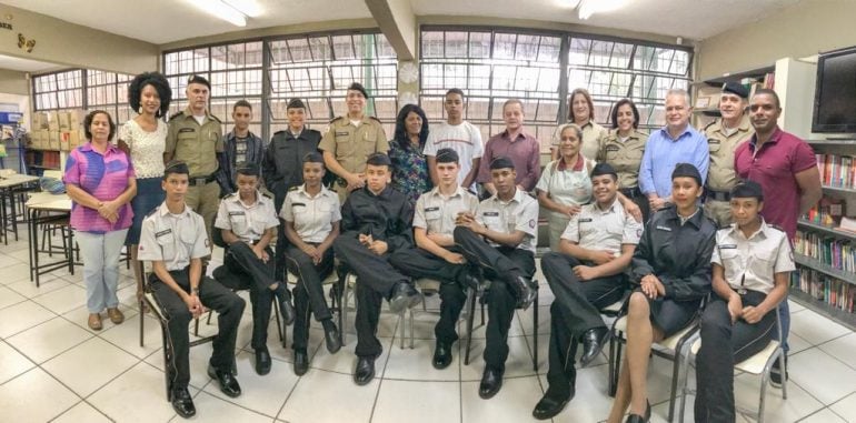 Ronaldo Magalhães oficializa entrega de uniformes no Colégio Tiradentes