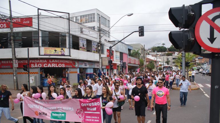 Caminhada Outubro Rosa alerta para a prevenção do câncer de mama