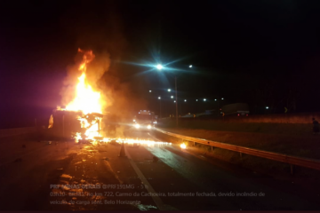 Trecho da BR-381 fica interditado após veículo pegar fogo