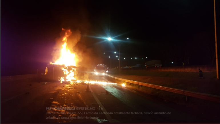 Trecho da BR-381 fica interditado após veículo pegar fogo