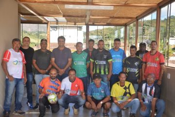 Prefeito entrega uniforme completo para equipes participantes da Copa Integração