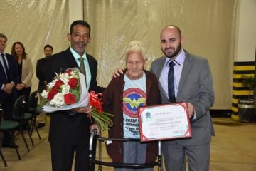 Câmara de São Gonçalo homenageia parteira de 100 anos