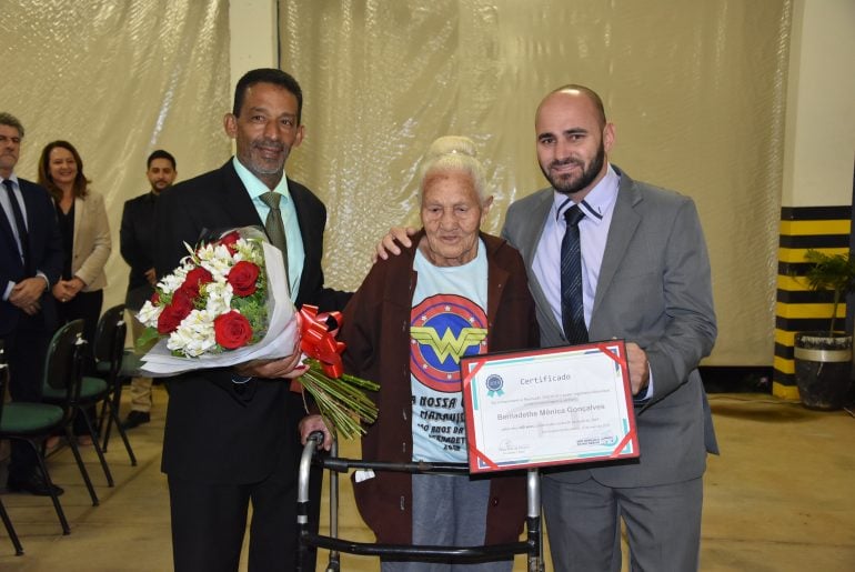 Câmara de São Gonçalo homenageia parteira de 100 anos