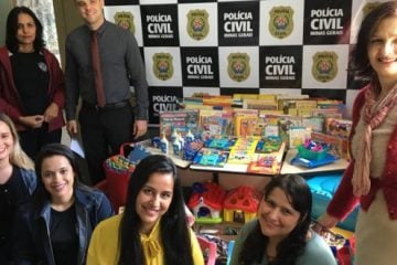 Brinquedos arrecadados pela Polícia Civil para crianças vítimas de violência sexual são entregues à Prefeitura de Itabira