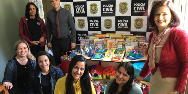 Brinquedos arrecadados pela Polícia Civil para crianças vítimas de violência sexual são entregues à Prefeitura de Itabira