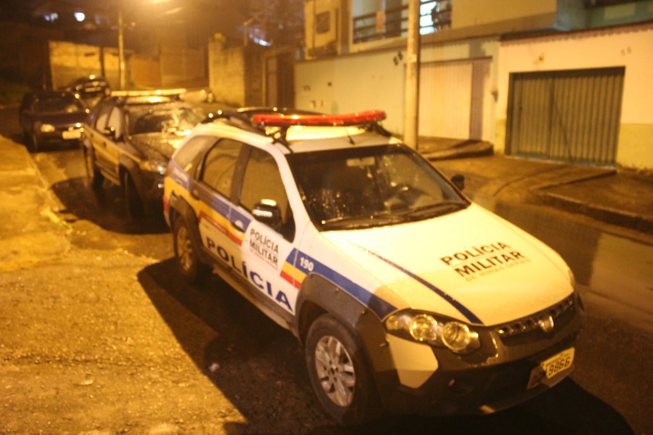 Jovem é socorrido após levar dois tiros no bairro Santa Marta em Itabira