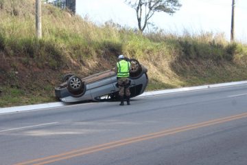 Mulheres ficam feridas após carro capotar em rodovia de Itabira