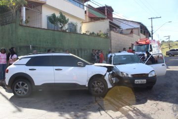 Motorista perde o controle e bate Citroen C4 de frente com picape na Vila Piedade