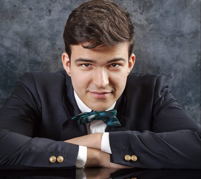 Jovem pianista itabirano impressiona e coleciona destaques em concursos nacionais