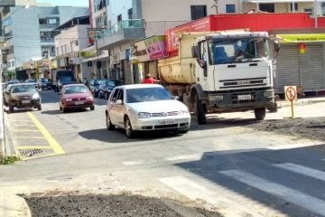 Trecho da rua Hidelbrando Santana tem trânsito invertido em João Monlevade
