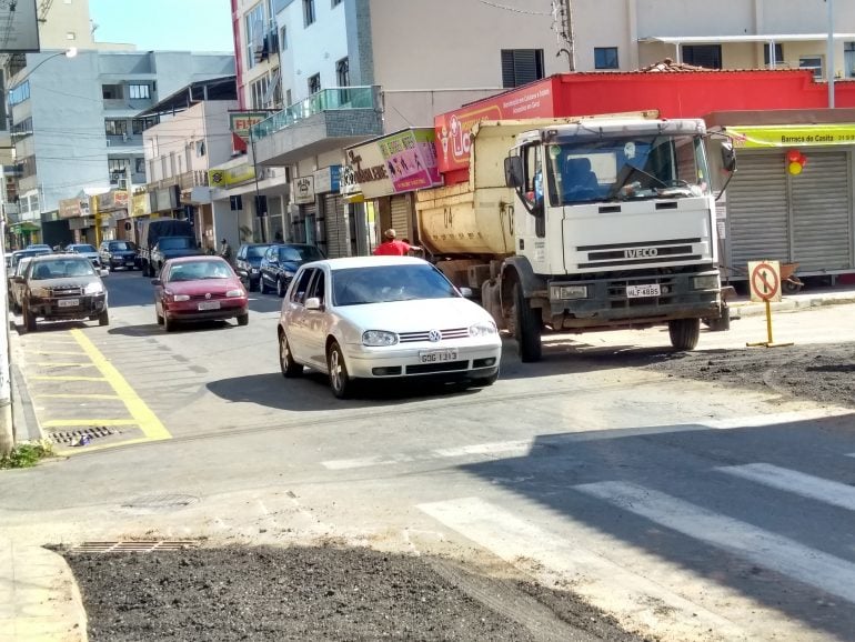 Trecho da rua Hidelbrando Santana tem trânsito invertido em João Monlevade