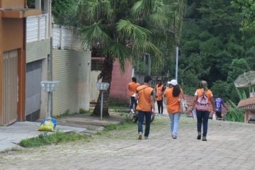 Placas com rotas de fuga começam a ser instaladas em bairros próximos às barragens