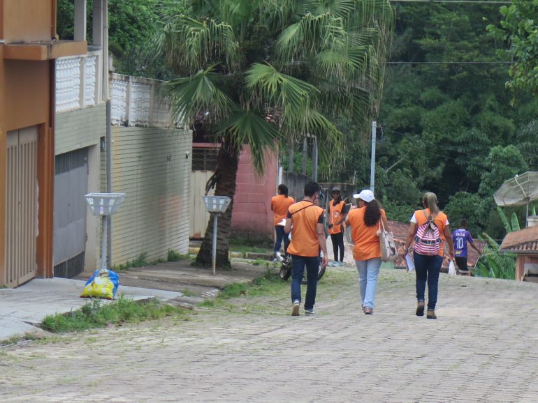 Placas com rotas de fuga começam a ser instaladas em bairros próximos às barragens Placas com rotas de fuga começam a ser instaladas em bairros próximos às barragens