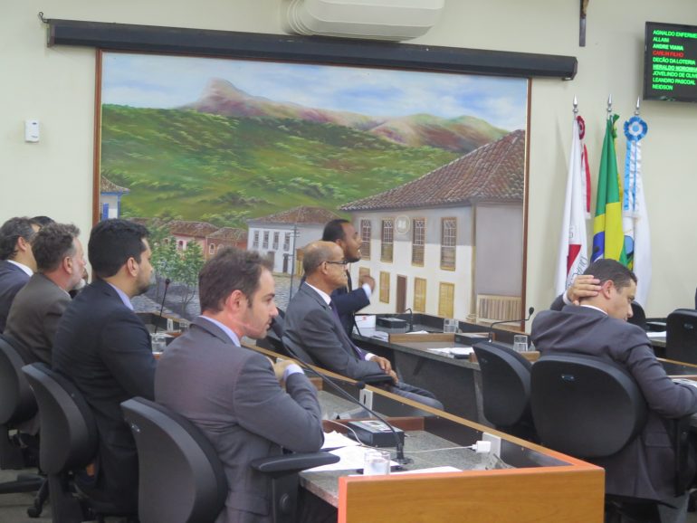 Vereadores mantêm veto de prefeito a projeto que obrigava divulgação de lista de espera de consultas e cirurgias
