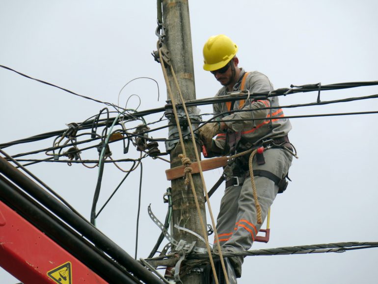 Cemig realiza manutenção na rede elétrica de Itabira nesta terça Cemig realiza manutenção na rede elétrica de Itabira nesta terça