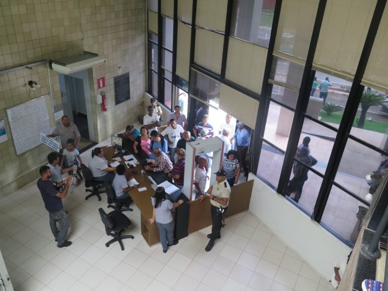 Acesso restrito ao plenário da Câmara de Itabira deixa dezenas de pessoas de fora