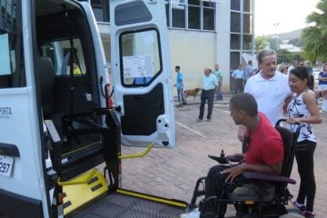 Prefeitura entrega veículo adaptado para transporte porta a porta de deficientes