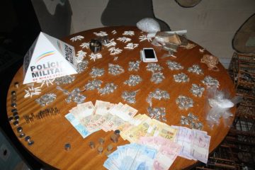 PM apreende droga, dinheiro e munições em casa bem em frente onde dois foram mortos