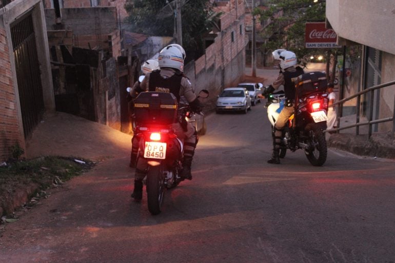 Após denúncia, polícia apreende pedras de crack e detém suspeito de tráfico no Bairro Fênix, em Itabira