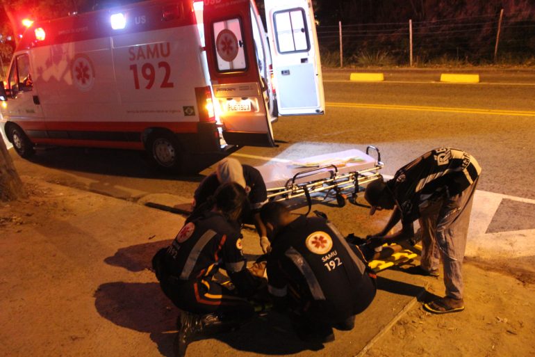 Rapaz fica ferido em batida entre moto e carro no João XXIII