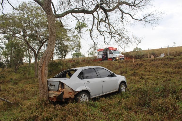 Empresário evita batida frontal, mas cai com carro em ribanceira